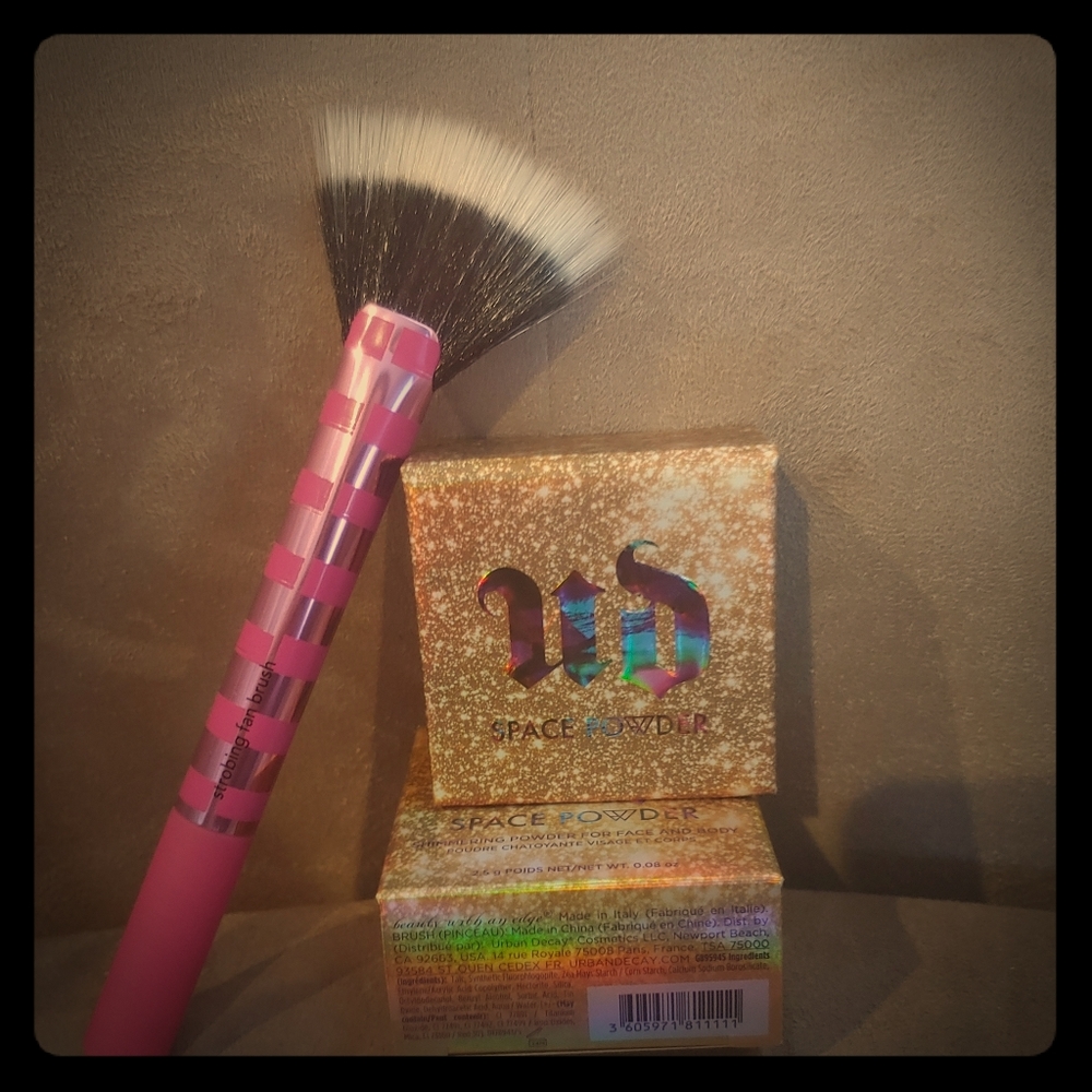 Urban Decay Space Powder plus RT Highlighter Brush